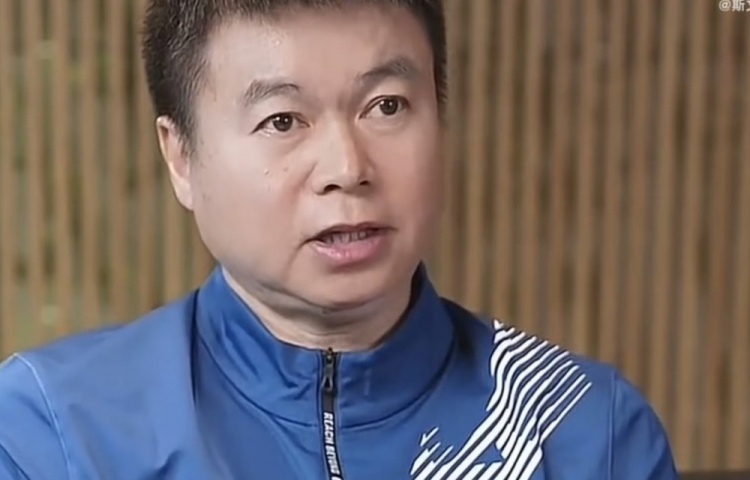 于根伟谈巴顿踢右后卫:选位还是有些高 一度未更好协助后场出球