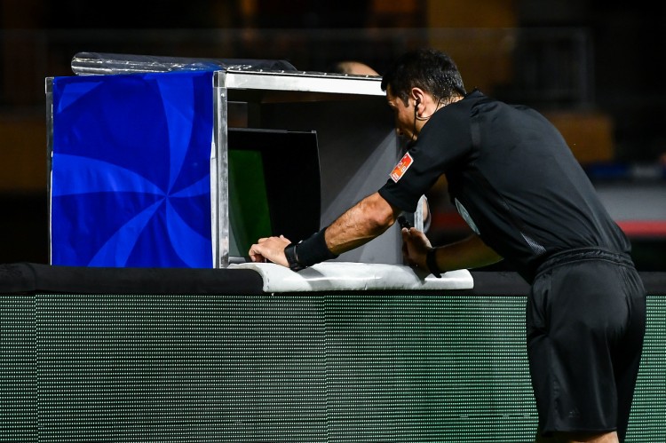 记者:意足协正式请求FIFA引入VAR挑战规则,由意丙和意女足试行